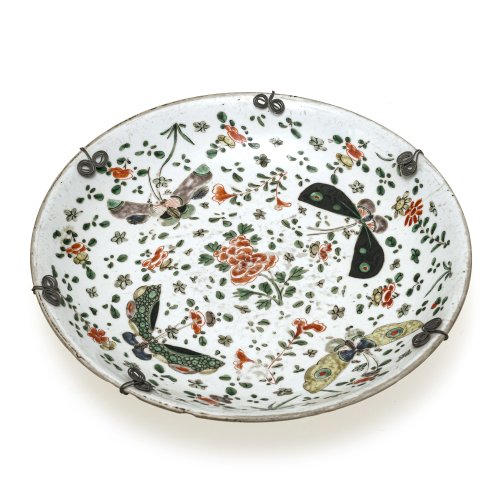 Schale. China. Porzellan, farbig glasiert, Famille verte. Haarrisse, best. ø 28 cm.