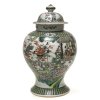 Große Deckelvase. China. Porzellan, farbig glasiert, Famille verte. H. 43 cm. Deckel nicht dazugehörend.