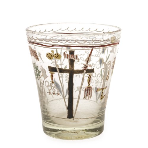 Becher. Farbloses Glas, Emailmalerei mit Arma Christi. H. 7,5 cm.