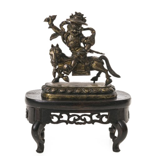 Gottheit zu Pferd. Tibet/Nepal. Bronze, vergoldet. H. 9,5 cm. Dabei Holzsockel.