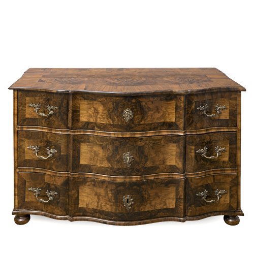 Kommode. Süddeutsch, Barockstil. Nussbaum furniert. Leicht besch. 78 x 126 x 64 cm.
