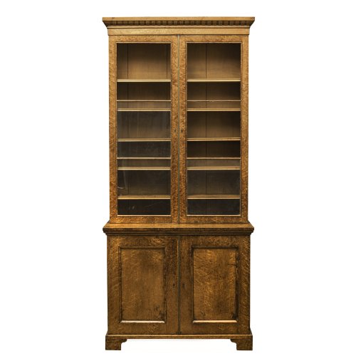 Bücherregal. England. 212 x 95 x 39 cm. Mit zwei Türen. Leicht besch.