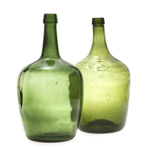Zwei Flaschen. Glas, dunkelgrün. H. je ca. 37 cm, 5 l.