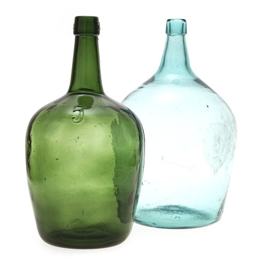 Zwei Flaschen. Glas, hell - und dunkelgrün. H. je ca. 37 und 38  cm, 5 l und 6 l.