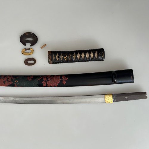 Wakizashi. Japan. Besch. Saya mit Blumenmotiven in Lackarbeit. L. 60,5 cm, Klinge 43 cm.