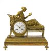 Empire-Pendule. Frankreich, um 1810. Kaminuhr, Bronze, feuervergoldet. Darstellung einer à la grecque bekleideten Frau. Emaille-Ziffernblatt mit Sign. 