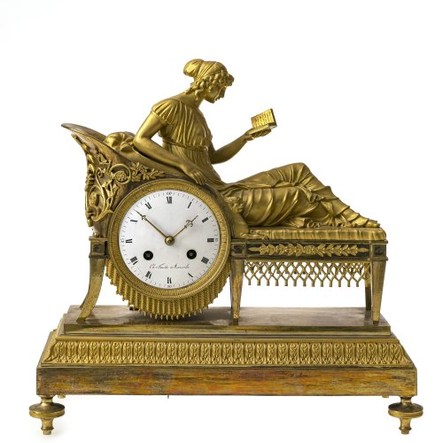 Empire-Pendule. Frankreich, um 1810. Kaminuhr, Bronze, feuervergoldet. Darstellung einer à la grecque bekleideten Frau. Emaille-Ziffernblatt mit Sign. 