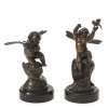 Zwei Putten. Frankreich, Ende 19. Jh. Ein Paar Putti mit Libellenflügeln, Bronze. Unsign. Sockelhöhe 2,2 cm, Bronze jew. 13 und 15 cm. Guter Erhaltungszustand. Libelle best.
