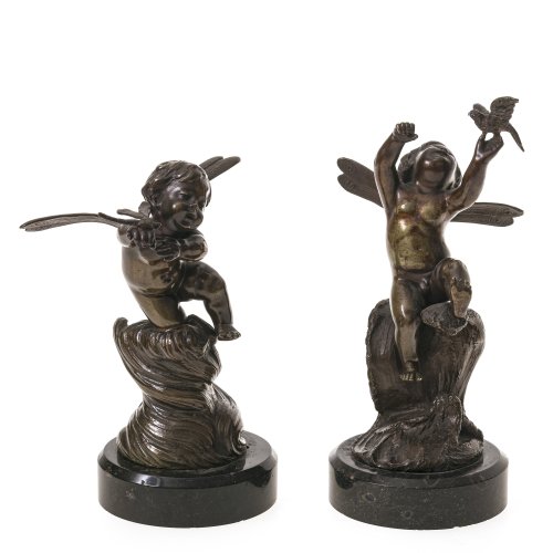 Zwei Putten. Frankreich, Ende 19. Jh. Ein Paar Putti mit Libellenflügeln, Bronze. Unsign. Sockelhöhe 2,2 cm, Bronze jew. 13 und 15 cm. Guter Erhaltungszustand. Libelle best.
