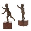 Zwei Bonzefiguren. Ende 19. Jh. Zwei sehr fein modellierte Figuren aus Bronze mit dem Motiv 