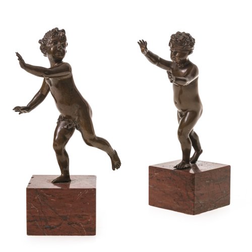 Zwei Bonzefiguren. Ende 19. Jh. Zwei sehr fein modellierte Figuren aus Bronze mit dem Motiv 