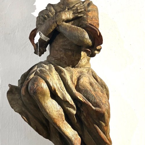 Bayern, 2. H. 17. Jh. Engelsfigur, Holz geschnitzt. Adorant aus einer Altargruppe.  Reste einer alten Farbfassung. H. ca. 105 cm. Besch., Füße teilw. ergänzt.