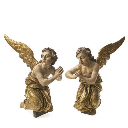 Mainfränkisch, Mitte 18. Jh. Zwei Engel als Adoranten gearbeitet. Holz, geschnitzt, mit übergangener Farbfassung. H. ca. 64 und 68 cm. Rest., best., erg.