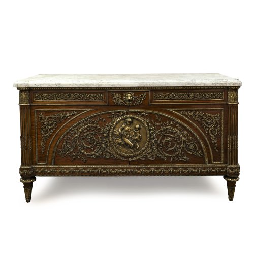 Prunk-Kommode. Im Stil von Louis-XVI, Paris, um 1890. Mahagoni furniert. Rest. Patinierter Zustand. 95 x 180 x 68 cm.