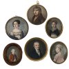 19. Jh. Sechs Miniaturen, Porträts diverser Personen des gehobenen Bürgertums und des Adels. Mischtechnik/Gouache. Als Rundbildnis oder in ovaler Form. Diverse Größen H. 5-7 cm und B. 4,4-6,5 cm. Alterungsspuren und ein Riss.