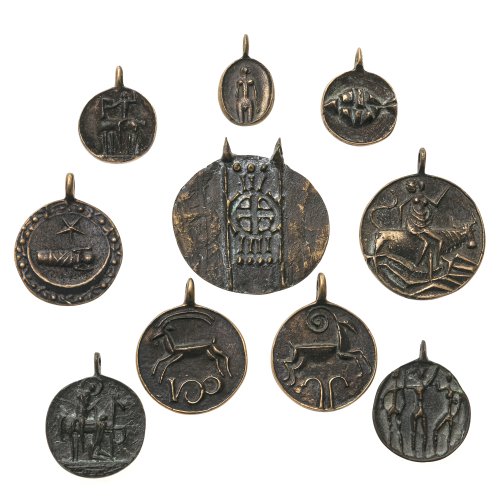 Reidel, Karl. Zehn Medaillonanhänger mit unterschiedlichen profanen und religiösen Darstellungen. Bronze, mit Patina. Größtenteils sign. ø 1,6-5 cm.