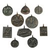 Reidel, Karl. Zehn Anhänger mit unterschiedlichen profaner und religiöser Symbolik. Bronze, mit Patina. Teilweise sign. H. 2,7-5 cm, B. 2,3-4,6 cm.