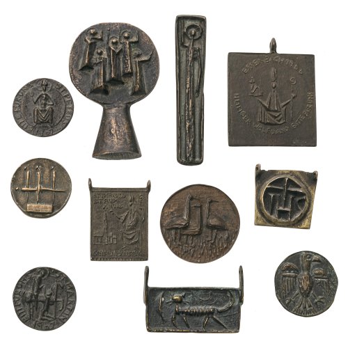 Reidel, Karl. Vier Anhänger, zwei aus Bronze und zwei aus Silber (800). Fünf Medaillons und zwei Miniatur-Skulpturen. Profane und religiöse Darstellungen. H. 3-7 cm, B. 2,9-7 cm. Patina.