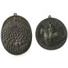Reidel, Karl. Zwei Bronzeplaketten. Darstellung einer Pilgerprozession zum Bogenberg und eines bayerischen Ritters. Eine Plakette sign. 11,5 x 8,5 cm und 9,5 x 9 cm. Patina.