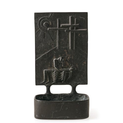 Reidel, Karl. Weihwasserbecken, Bronze. Darstellung des Berges Golgotha und Pietà im Vordergrund. 23 x 12,2 cm. Patina.
