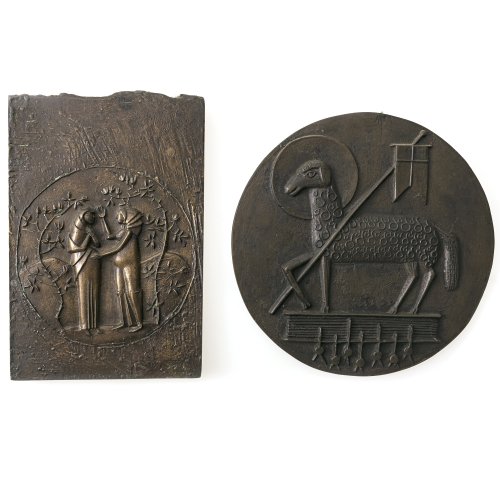Reidel, Karl. Ein Tondo mit der Darstellung des Agnus Dei, sign. und dat. 73 sowie eine Plakette mit der Darstellung Maria besucht Elisabeth, sign. Bronze, Patina, teilw. poliert. ø 17,5 cm und 19 x 12,7 cm.