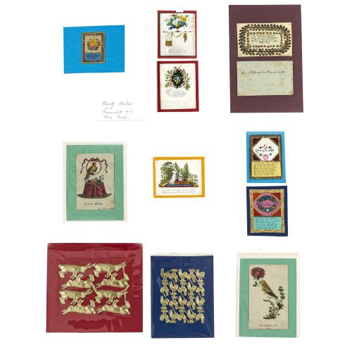 Konvolut von Neun Freundschafts- und Glückwunschkarten.
Deutsch, 19. Jh., Kolorierte Stiche, Prägedruck, versch. Materialien und Größen.