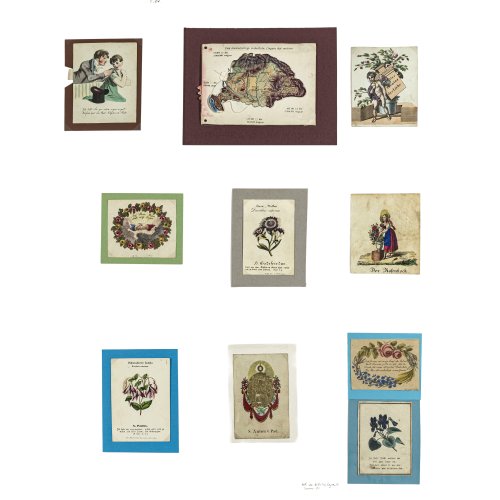 Konvolut von Neun Freundschafts- und Glückwunschkarten.
Deutsch, 19. Jh., Kolorierte Stiche, Prägedruck, versch. Materialien und Größen.