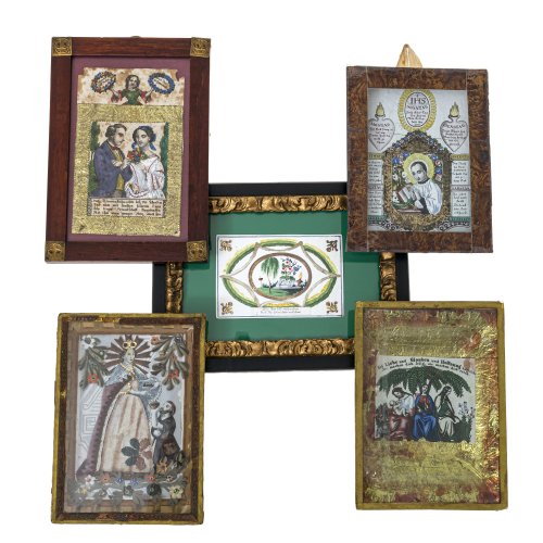 Fünf Andachtsbilder. 19./20. Jh. Diverse Andachtsbilder, religiös und profan. Papier, kolorierter Stich, Textil, Wasserfarbe. 13 x 10 bis 11 x 15,5 cm. Sprung im Glas, teilw. besch.