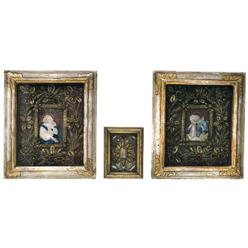 Süddeutsch, 19. Jh. Zwei Klosterarbeiten mit jeweils einem Aquarell der hl. Mutter Gottes. Golddrahtarbeit mit farbigen Glassteinen. 24 x 20 cm und 24 x 21 cm. Alterungsspuren, best. 
Süddt., um 1800. Klosterarbeit mit Reliquien, u.a. zentral Nepomukszunge. 11,5 x  9 cm. Gerahmt und hinter Glas. Alterungsspuren, best.