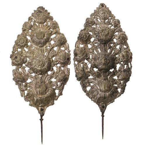 Zwei Altarblumensträuße. Süddeutsch, 19. Jh. Weißblech getrieben. H. je ca. 64 cm.