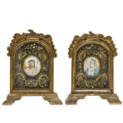 Zwei Klosterarbeiten. Bayern, 18./19. Jh. Schmerzhafte Muttergottes und Ecce Home. Aquarell/Papier, umgeben von Krülltechnnik, Je ca. 22 x 17 cm.