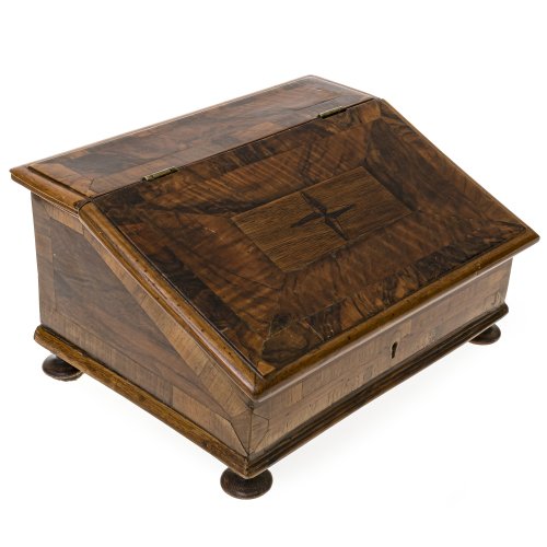 Schreibschatulle. Nussbaum, furniert, süddeutsch, 18./19. Jh. Alterunsspuren, rest., ohne Schlüssel. 19,5 x 34,5 x 26,5 cm.