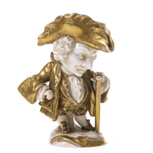 Chelsea, 18. Jh. Weißporzellan, teilw. vergoldet. Darstellung eines höfischen Zwerges. Rote Ankermarke. H. ca. 9,6 cm. Berieben, kleine pin-holes.