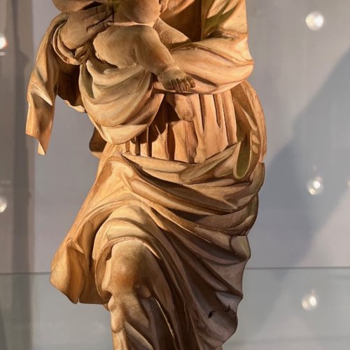 Guggenbichler, Meinrad. Um 1700. Madonna mit Kind. Skulptur, Lindenholz. Rücks. summarisch gearbeitet. Rest., ein Finger ergänzt, teilw. besch., z.B. Schlange. H. ca. 36 cm.