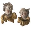 Zwei Puttenköpfe. Bayern, 18. Jh. Holz, übergangene Farb- und Goldfassung.  H. ca. 24 und 19 cm. Minimal besch.