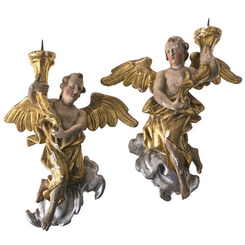 Götsch, Joseph, Werkstatt. 18. Jh. Zwei Leuchterengel, Holz, übergangene Inkarnat- und Goldfassung. H. jew. ca. 44 cm.  Besch., Flügel gebrochen, rep.