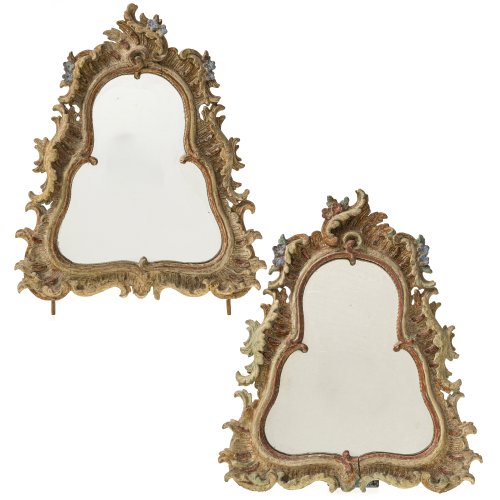 Zwei Altarspiegel. Werkstatt Götsch. Holz, geschnitzt, übergangene Farb- und Goldfassung. Neues Spiegelglas. Besch. 42 x 36,5 cm.