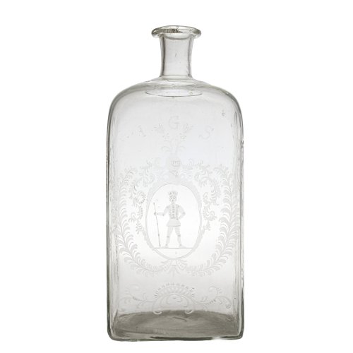 Große rechteckige Flasche. Farbloses Glas, mit Wappen. H. 31,5 cm.