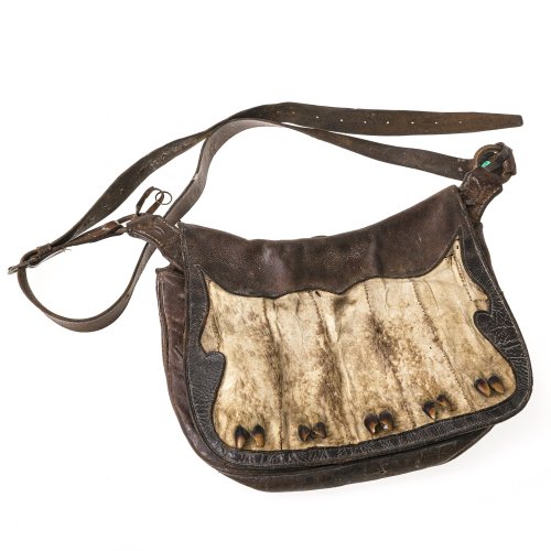 Jagdtasche mit Gurt. 19. Jh. Leder mit Fellbesatz. B. ca. 30 cm. Besch.