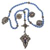 Rosenkranz. 19. Jh. Sechs Gesätze. Perlen aus facettierten Glassteinen. Filigran gearbeitetes Metallkreuz mit Emaillebesatz. Gebrauchsspuren. L. 50 cm.