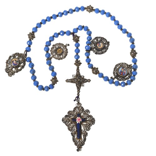 Rosenkranz. 19. Jh. Sechs Gesätze. Perlen aus facettierten Glassteinen. Filigran gearbeitetes Metallkreuz mit Emaillebesatz. Gebrauchsspuren. L. 50 cm.
