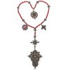Rosenkranz. 19. Jh. Sieben Gesätze. Perlen aus rot gefärbten Glassteinen. Filigran gearbeitetes Metallkreuz mit Perlmuttbesatz. Gebrauchsspuren. L. 50,5 cm.