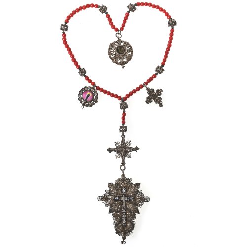 Rosenkranz. 19. Jh. Sieben Gesätze. Perlen aus rot gefärbten Glassteinen. Filigran gearbeitetes Metallkreuz mit Perlmuttbesatz. Gebrauchsspuren. L. 50,5 cm.