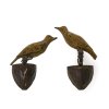 Zwei Vögel. Holz geschnitzt, gelb bemalt. Alterungsspuren. H. ca. 9,5 cm.
