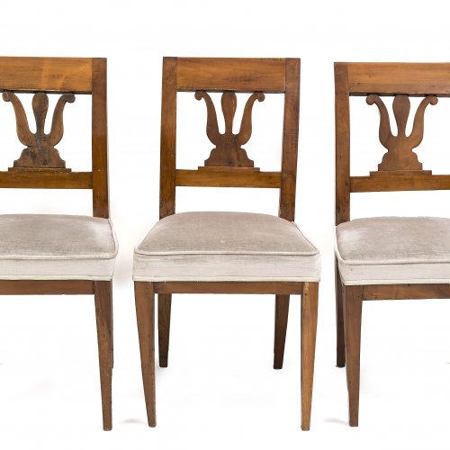 Drei Stühle. Süddeutsch, Franken um 1830. Kirschbaum massiv. H. 90 cm.