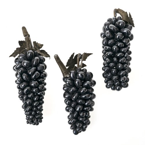 Drei Dekotrauben. 20. Jh. Hämatit fein gearbeitet zu Trauben, mit Metallblatt und Stiel. L. ca. 18 cm.  Minim. Gebrauchsspuren.