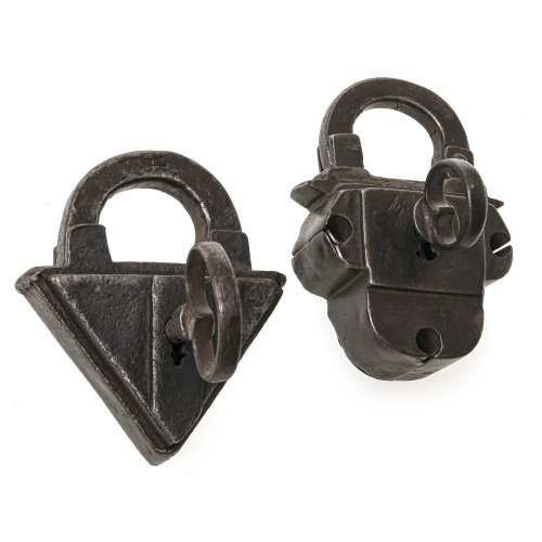 Zwei Vorhängeschlösser. 19. Jh. Eisen, handgeschmiedet. Mit Schlüssel. Guter Erhaltungszustand. H. ca. 13 und 14 cm.