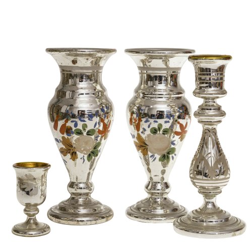 Konvolut an Bauernsilber . Süddt., 19. Jh. 4-teilig: 2 Vasen, ein Leuchter und ein kleiner Trinkbecher. Doppelwandiges, innen versilbertes Glas, tw. bemalt. Alterungsspuren, Abrieb. H. ca.  9-24 cm.