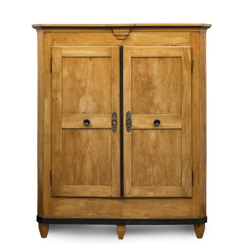 Kleider- Wäscheschrank. Süddeutsch um 1820. Kirschbaum furniert. 188 x 158 x 50 cm.