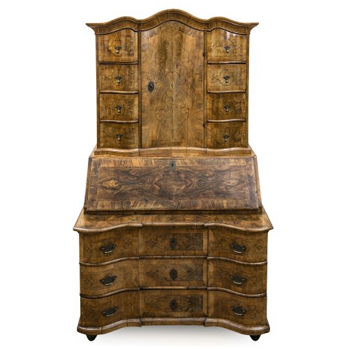 Aufsatzsekretär. Würzburg, 18. Jh. Nussbaum furniert. 190 x 114 x 68 cm.